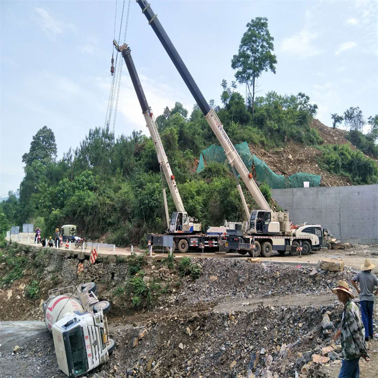 淮安淮阴汽车掉沟里叫吊车救援要多少钱